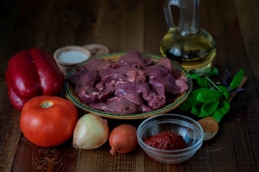 Ингредиенты для куриной печени с овощами