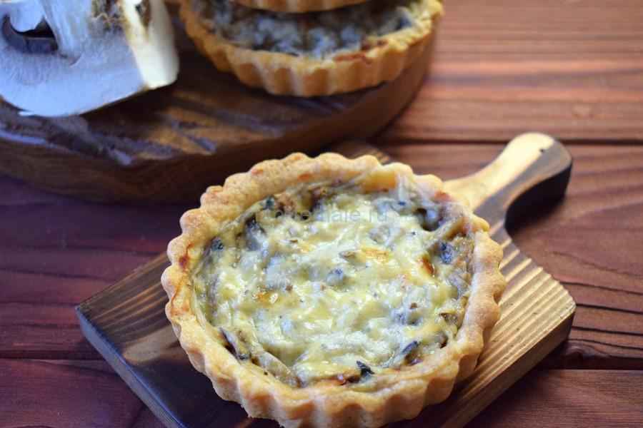 Песочные козинки с шампиньонами в бешамели