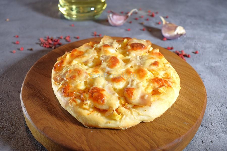 Пиццетта с курицей и яйцом