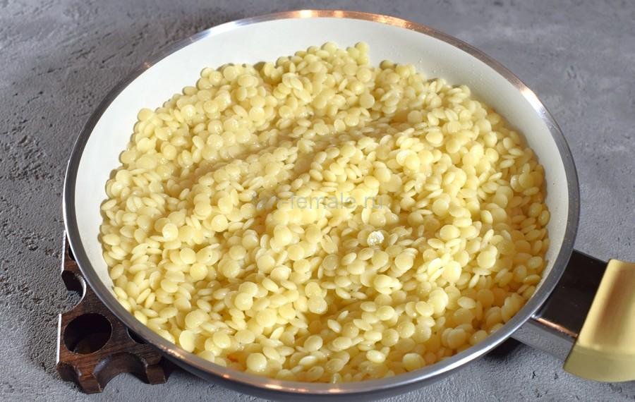 Приготовление птитима с томатным соусом, жареной свининой, шаг 1