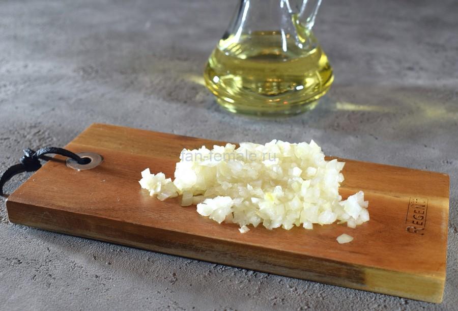 Приготовление тертого салата из картофеля, курицы, яиц, соленого огурца, шаг 1
