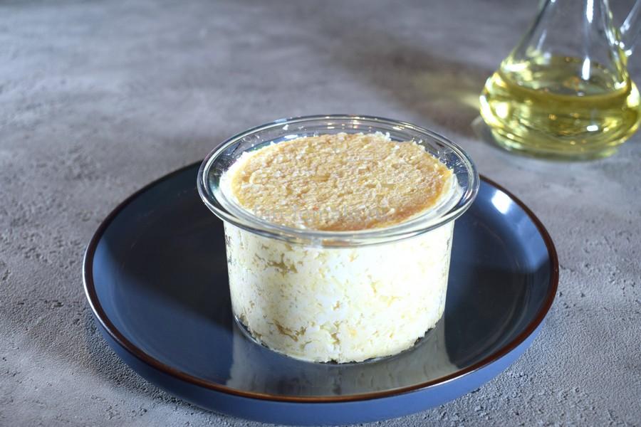 Приготовление тертого салата из картофеля, курицы, яиц, соленого огурца, шаг 5