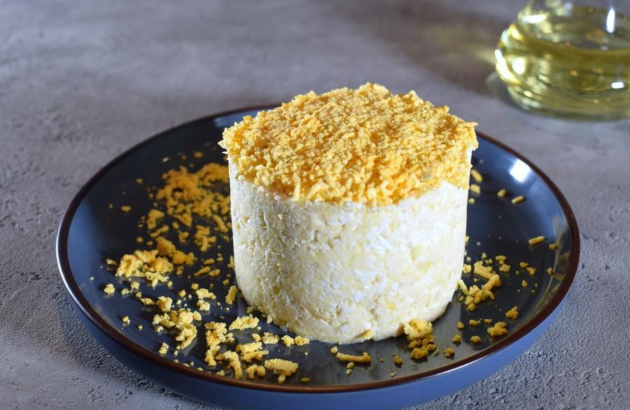 Приготовление тертого салата из картофеля, курицы, яиц, соленого огурца, шаг 6