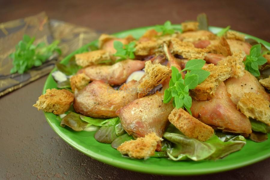 Салат с жареными перепелами, яично-масляным соусом