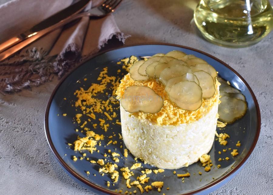 Тертый салат из картофеля, курицы, яиц, соленого огурца