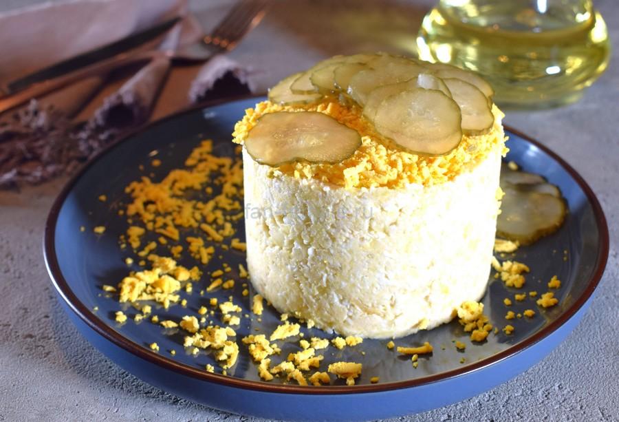 Тертый салат из картофеля, курицы, яиц, соленого огурца