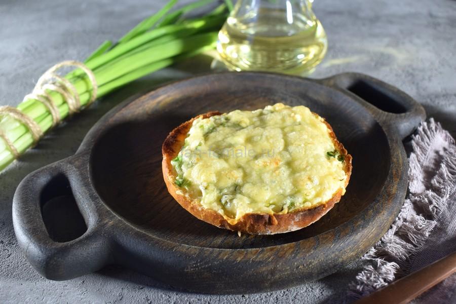 Горячий бутерброд с зеленым луком и сыром