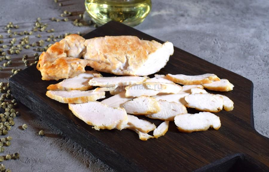 Приготовление салата с курицей, сыром, эрингами, каперсами, шаг 3