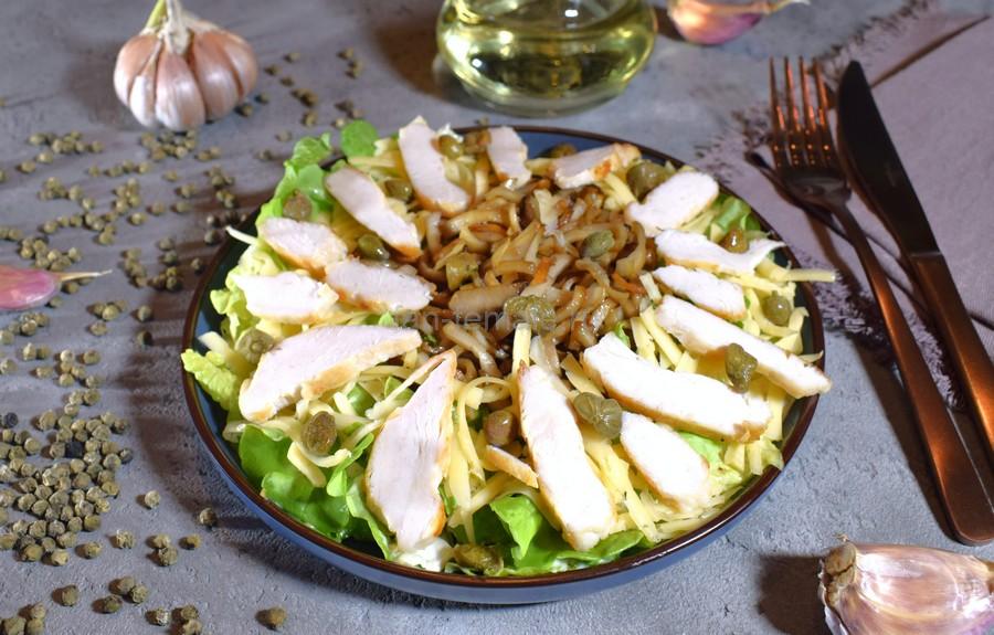 Салат с курицей, эрингами, сыром, каперсами