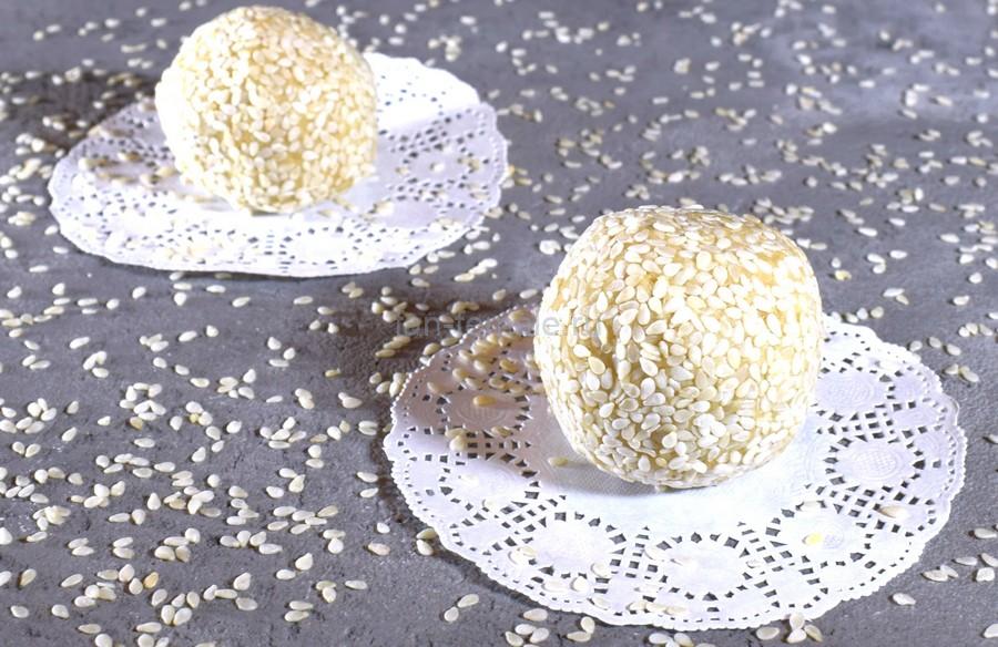 Крошковые пирожные с кунжутом