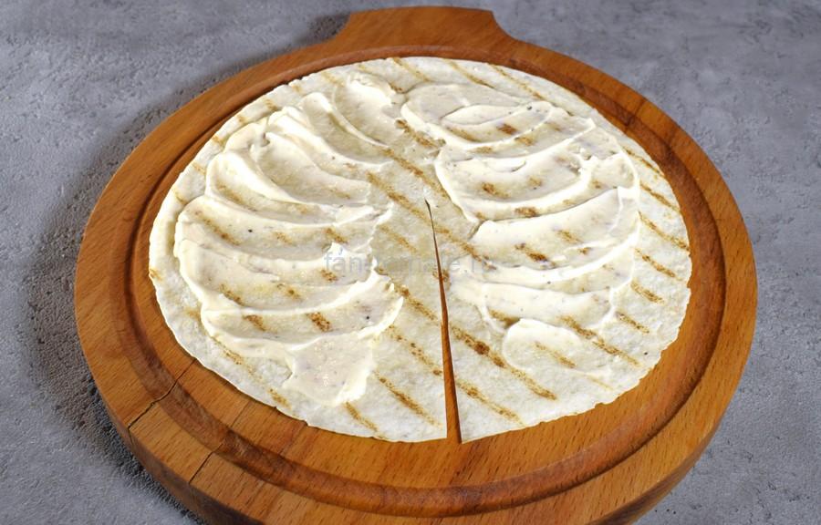 Приготовление тортильи с масляной, каперсами, салатом, шаг 2