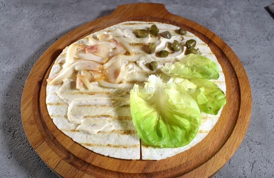 Приготовление тортильи с масляной, каперсами, салатом, шаг 3