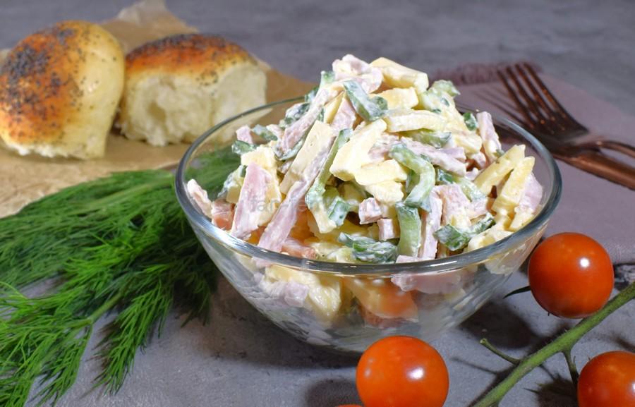 Салат из ветчины, сыра, огурца