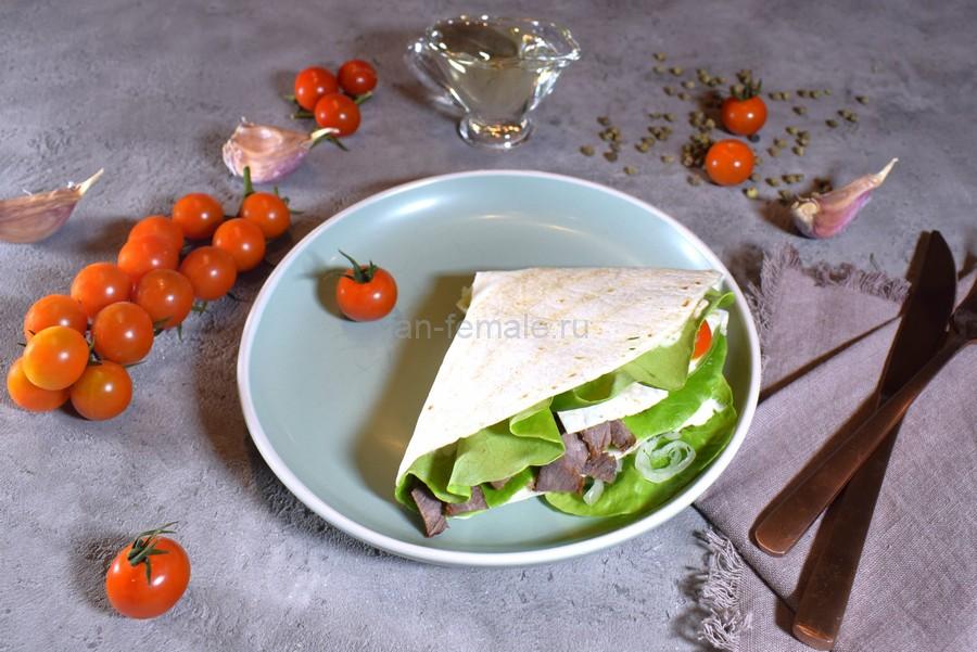 Тортилья с говядиной, маринованным луком, черри, салатом