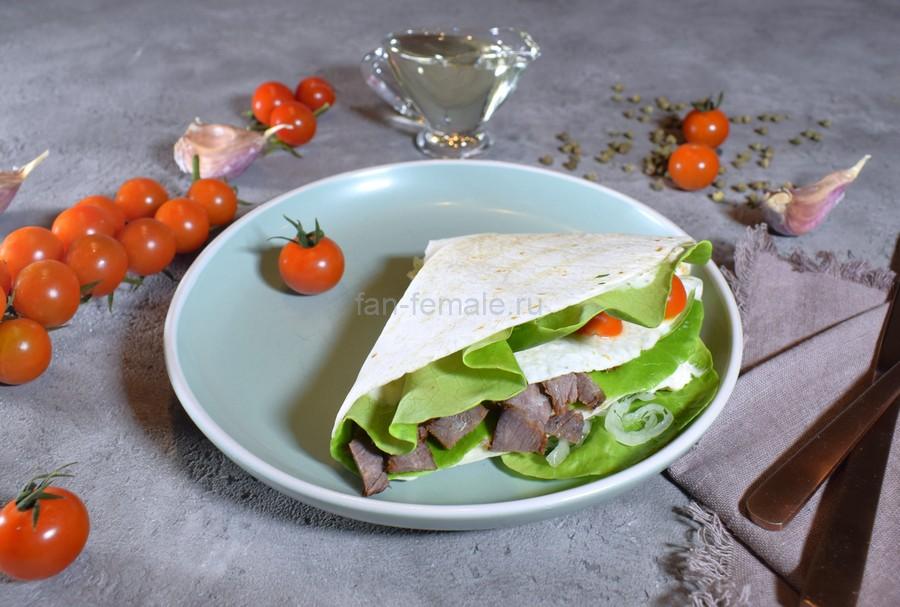 Тортилья с говядиной, маринованным луком, черри, салатом