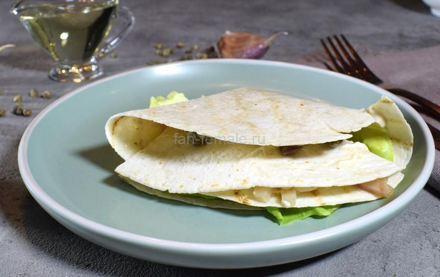 Тортилья с масляной, каперсами, салатом
