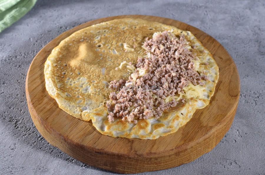 Приготовление блинов гриль с говяжьим фаршем и сыром, шаг 6