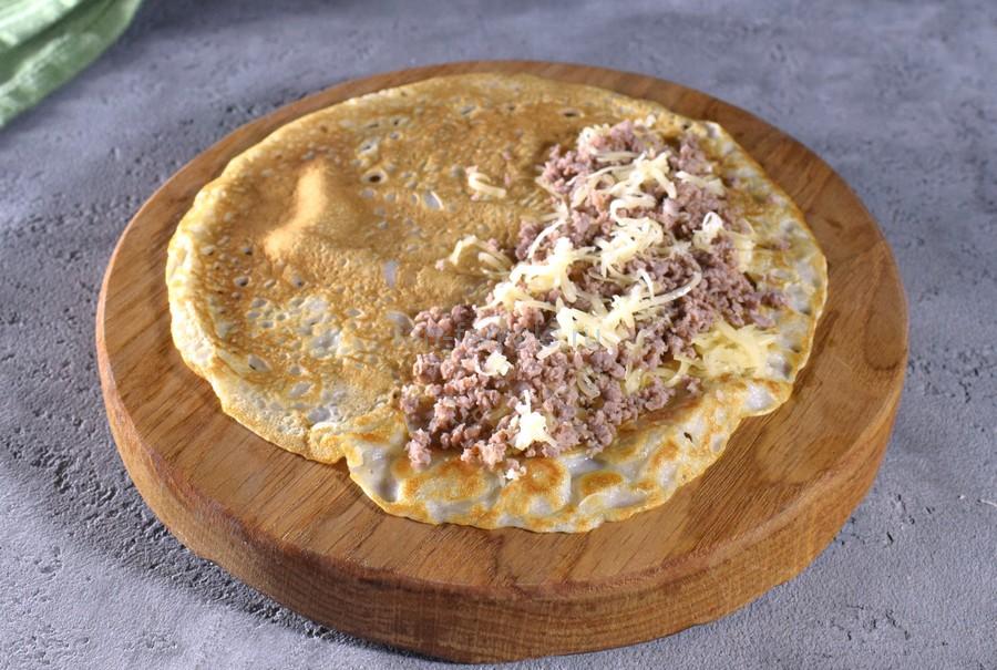 Приготовление блинов гриль с говяжьим фаршем и сыром, шаг 7