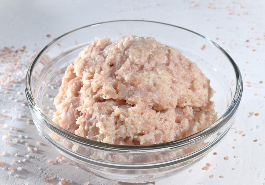Приготовление куриных котлет с моцареллой, шаг 2