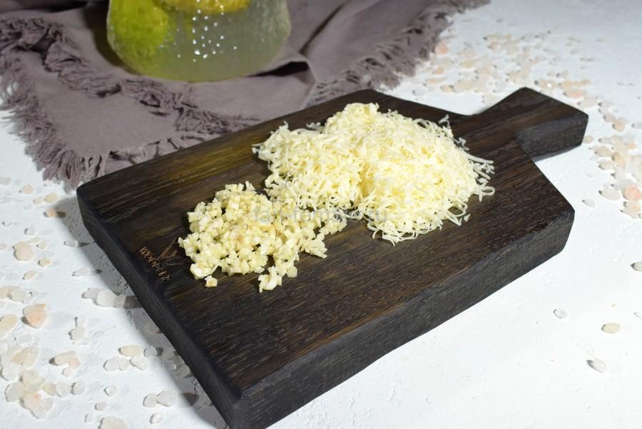 Приготовление витков из ветчины с сыром, чесноком, майонезом, шаг 1