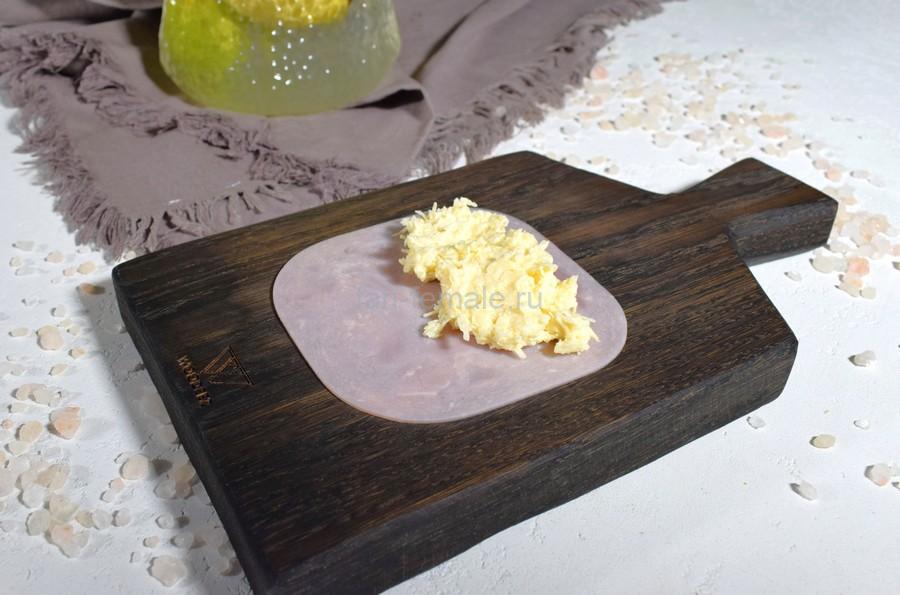 Приготовление витков из ветчины с сыром, чесноком, майонезом, шаг 3