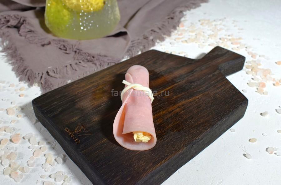 Приготовление витков из ветчины с сыром, чесноком, майонезом, шаг 4