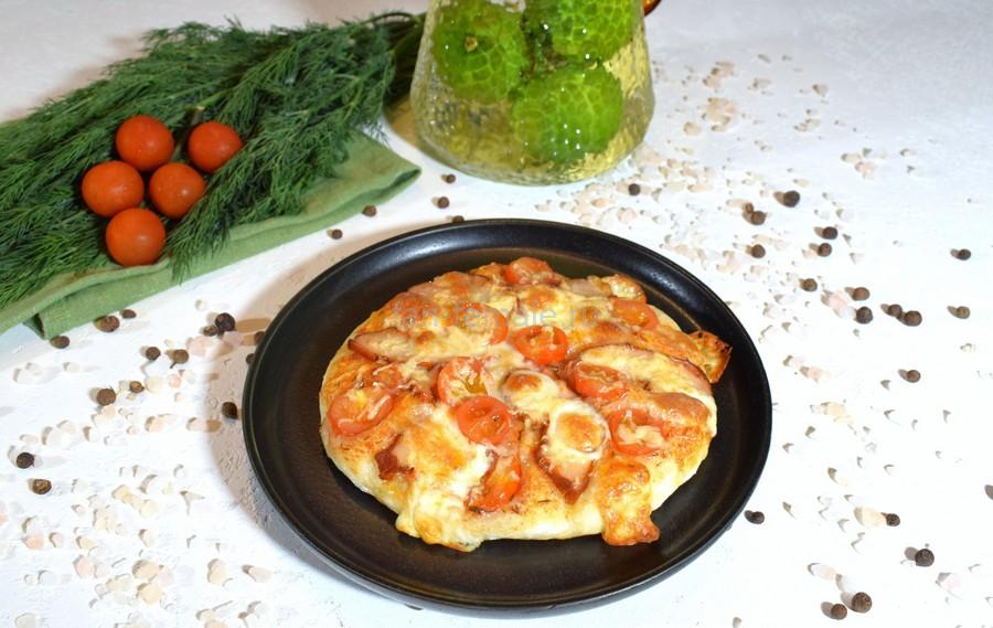 Пиццетта с копченой курицей и черри