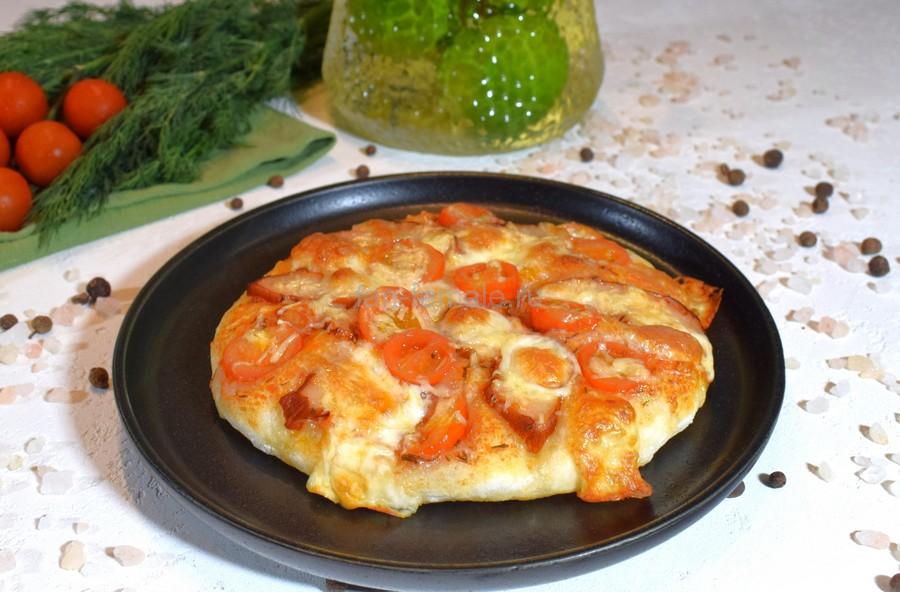 Пиццетта с копченой курицей и черри