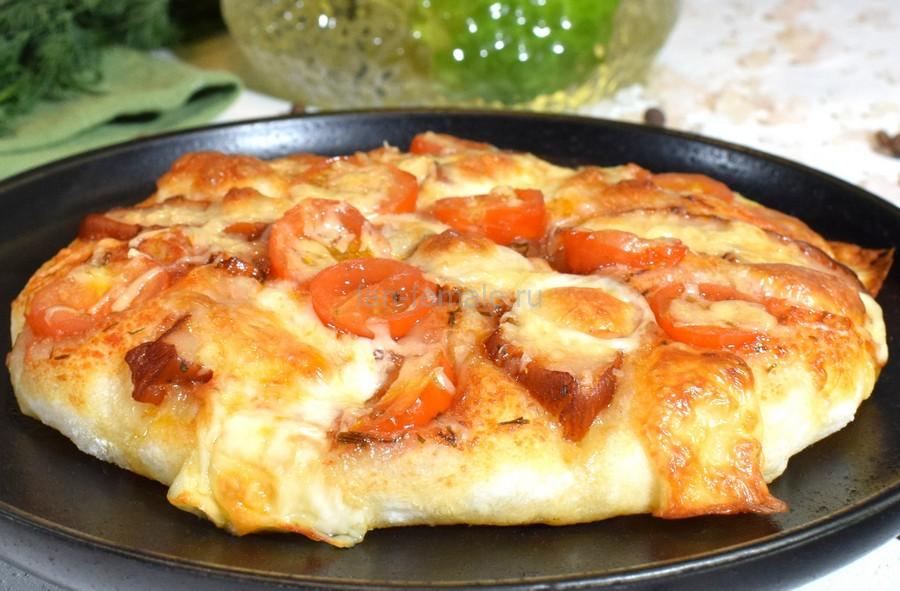 Пиццетта с копченой курицей и черри