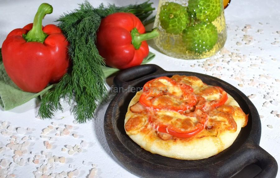 Пиццетта с копченой курицей и сладким перцем