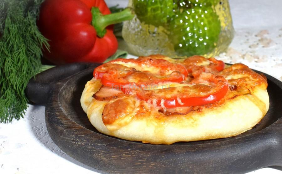 Пиццетта с копченой курицей и сладким перцем