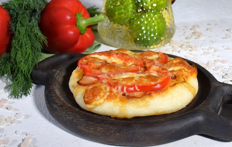 Пиццетта с копченой курицей и сладким перцем