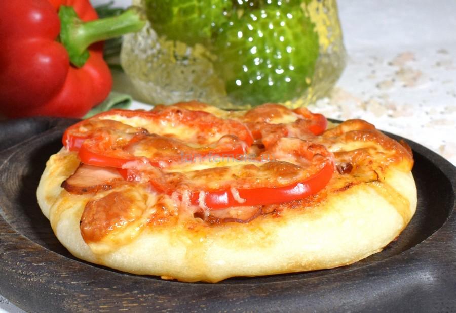 Пиццетта с копченой курицей и сладким перцем