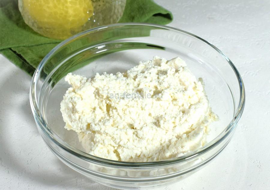 Приготовление безглютеновых сырников с рисовой манкой, шаг 1