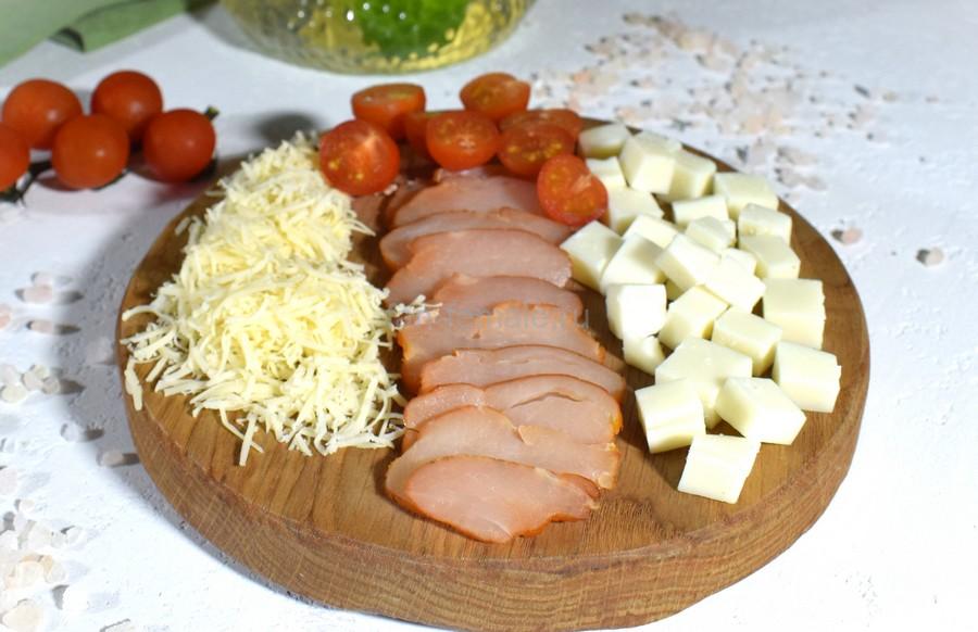 Приготовление пиццетты с копченой курицей и черри, шаг 1 Приготовление пиццетты с копченой курицей и черри, шаг 1