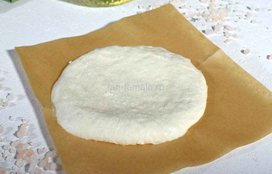 Приготовление пиццетты с копченой курицей и черри, шаг 3