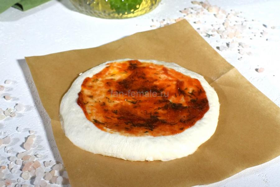 Приготовление пиццетты с копченой курицей и черри, шаг 4
