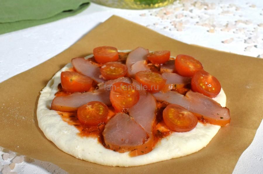 Приготовление пиццетты с копченой курицей и черри, шаг 6