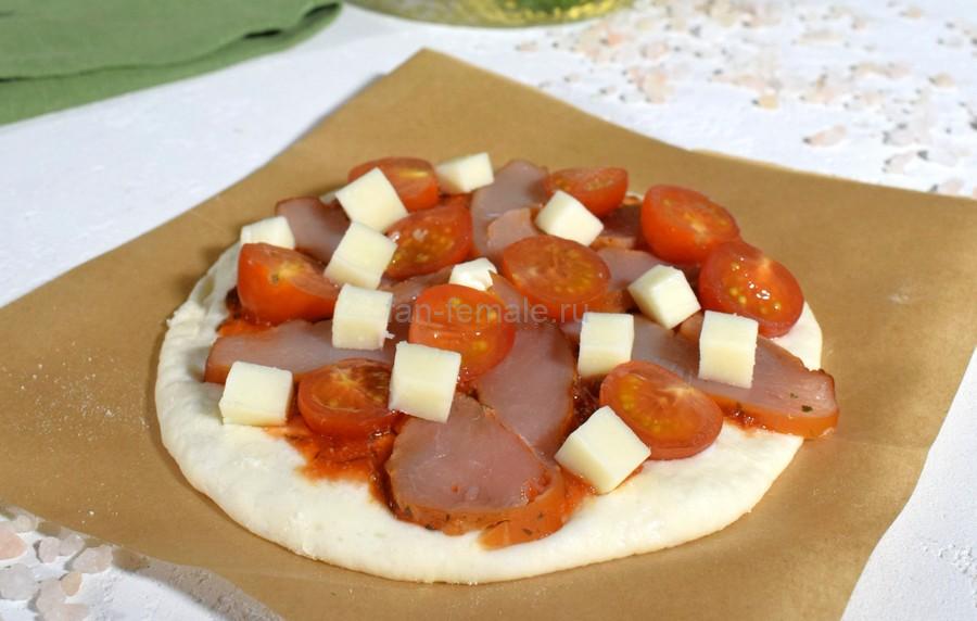 Приготовление пиццетты с копченой курицей и черри, шаг 7