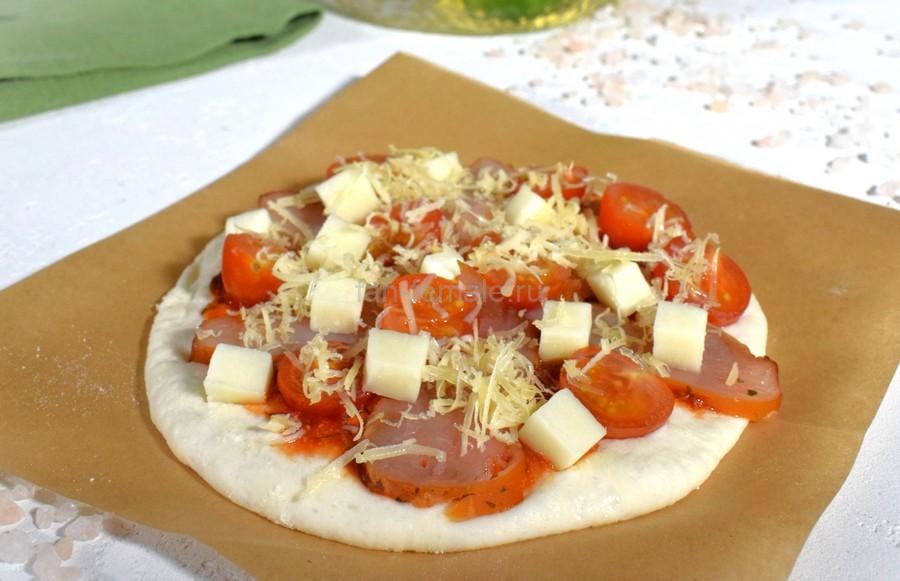 Приготовление пиццетты с копченой курицей и черри, шаг 8
