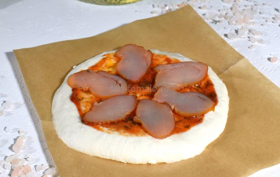 Приготовление пиццетты с копченой курицей и сладким перцем, шаг 5