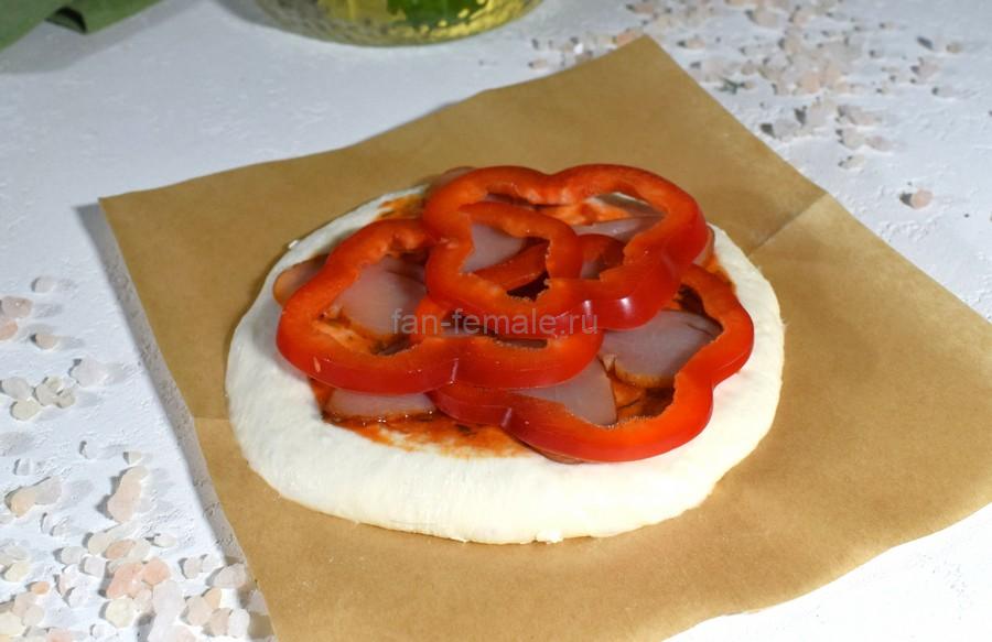 Приготовление пиццетты с копченой курицей и сладким перцем, шаг 6