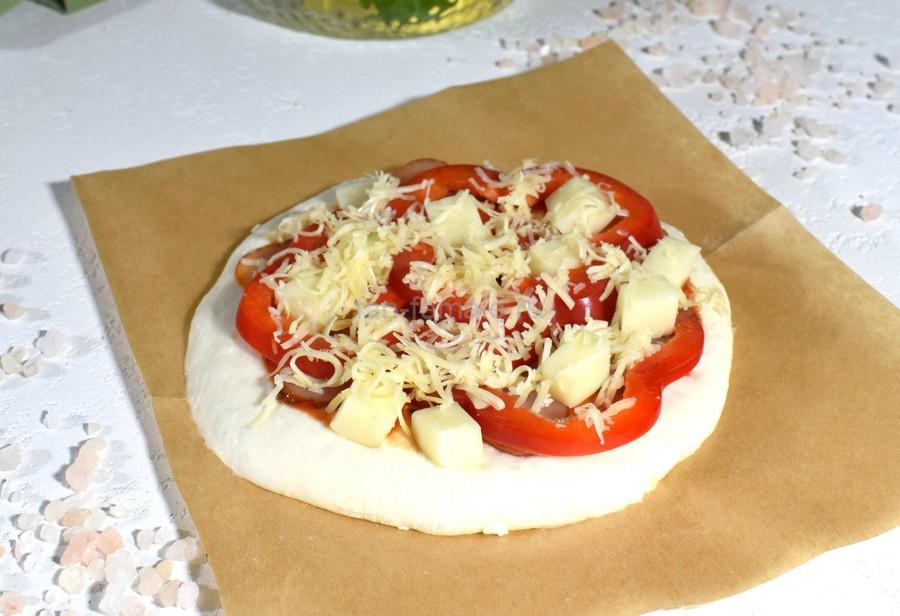 Приготовление пиццетты с копченой курицей и сладким перцем, шаг 7