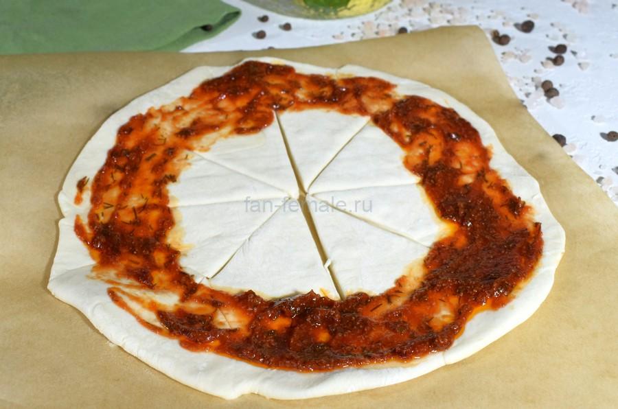 Приготовление пиццы-кольца с копченой шейкой и моцареллой, шаг 3