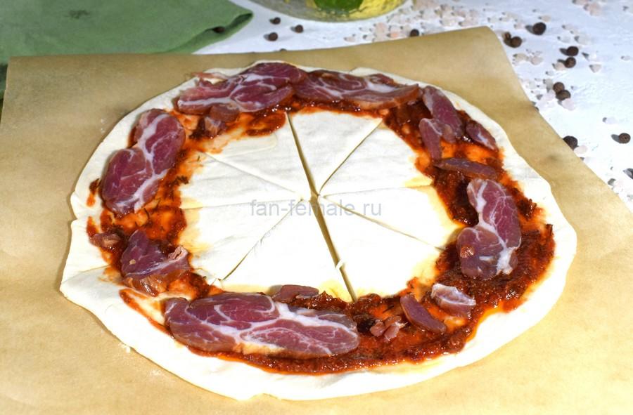 Приготовление пиццы-кольца с копченой шейкой и моцареллой, шаг 4