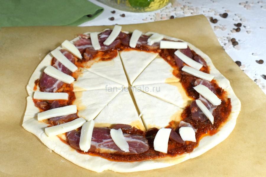 Приготовление пиццы-кольца с копченой шейкой и моцареллой, шаг 5