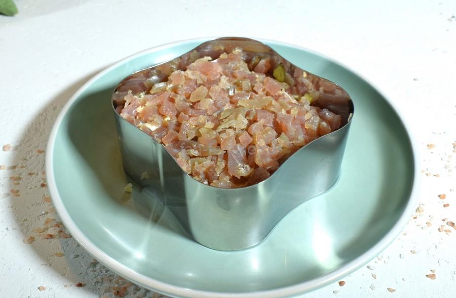 Приготовление салата из тунца, риса, яйца, кукурузы, шаг 5