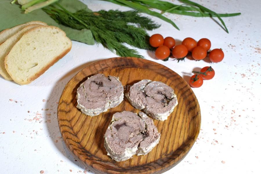 Рулет из говядины с томленой брусникой