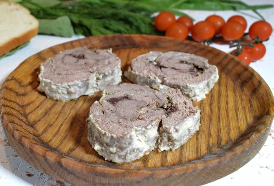 Рулет из говядины с томленой брусникой