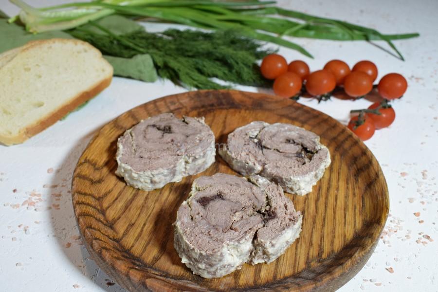 Рулет из говядины с томленой брусникой